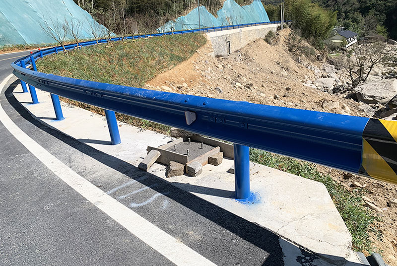 公路防護欄選擇什么漆？公路防撞護欄油漆怎么做？